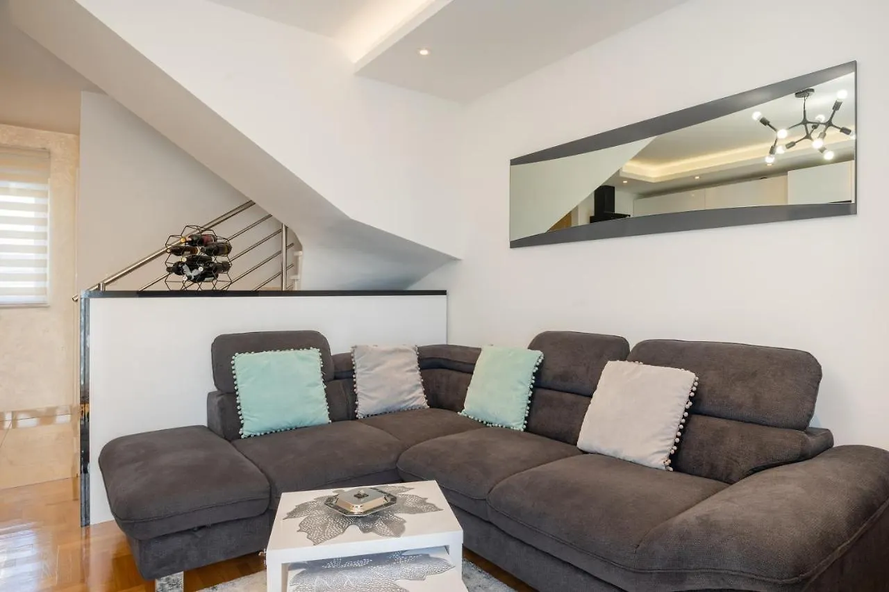 Apartment Tikvarin, Kastel Kambelovac Каштела 0*,  Хорватия