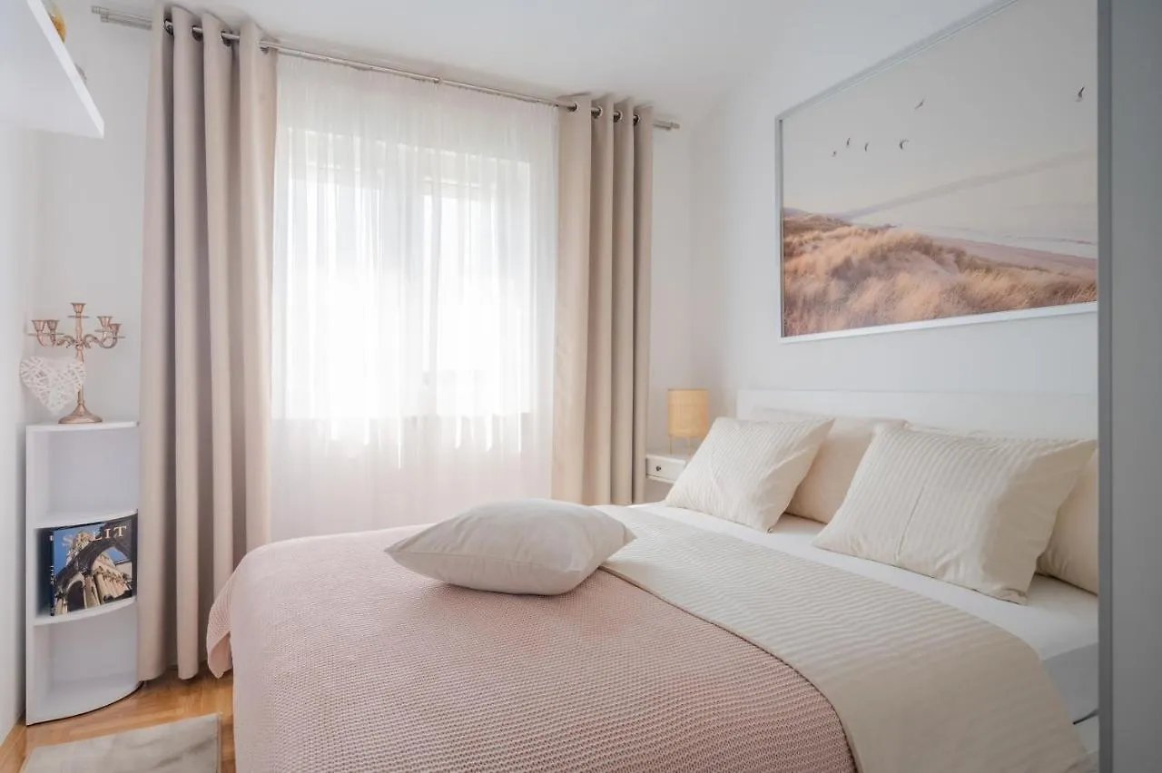 Apartment Tikvarin, Kastel Kambelovac Kastela 0*,  Croatia